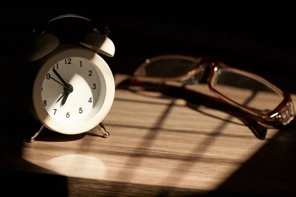 Retro Alarm Clock Illuminated Light Window Sunrise Glasses Background Out — Stock Photo, Image