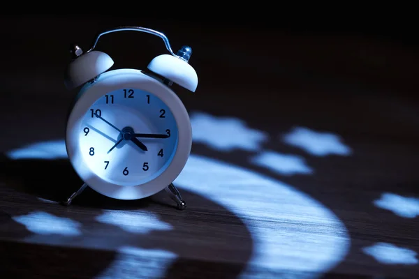 Relógio Alarme Vintage Escuro Iluminado Com Lua Estrelas — Fotografia de Stock