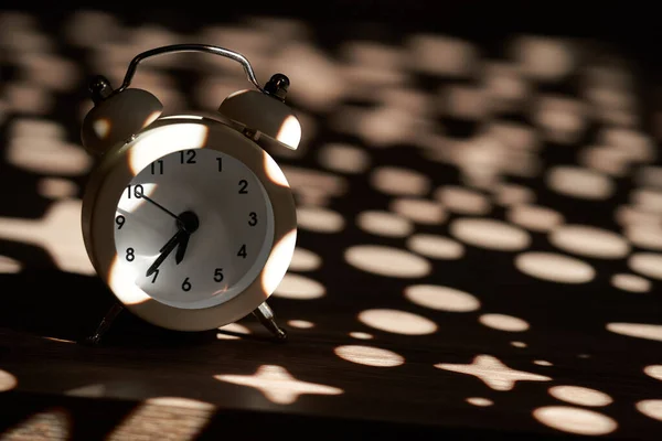 Relógio Alarme Estilo Retro Escuro Iluminado Com Pontos Estrelas — Fotografia de Stock