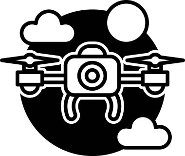 Üzerinde kamera olan bir dron gökyüzünde uçuyor. İnsansız hava aracı bulutlar ve güneşle çevrili.