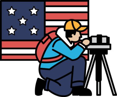 Bir adam çömelmiş, Amerikan bayrağının fotoğrafını çekiyor. Bayrak kırmızı, beyaz ve mavi. Adam sırt çantası ve şapka takıyor. Ülkenizde vatanseverlik ve gurur kavramı