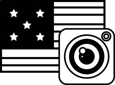 Üzerinde kamera merceği olan Amerikan bayrağının siyah beyaz bir fotoğrafı. Kamera merceği anları ve anıları yakalamanın sembolüdür. Bayrak ülkeyi ve onun değerlerini temsil ediyor.