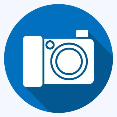 Simgesel Dijital Kamera. Fotoğrafçılık sembolüyle ilgili. Uzun gölge tarzı. Basit dizayn edilebilir. Basit resimleme