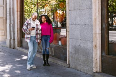 Güzel genç bir çift, şehir caddesinde geziniyorlar, hediye ararken..