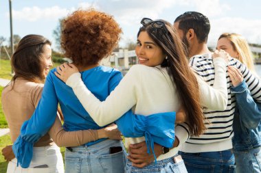 Arkadaşların birbirine sarılıp parkta iyi vakit geçirmesi, arkadaşlık konsepti. Yüksek kalite fotoğraf