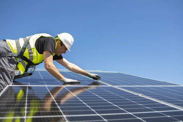 Människan Monterar Moderna Solbatterier Husets Tak Miljövänlig Grön Energi Ekologiskt — Stockfoto
