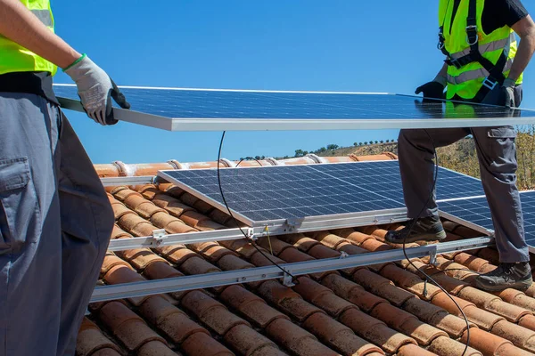 Arbetare Som Installerar Solpaneler Taket Högkvalitativt Foto — Stockfoto