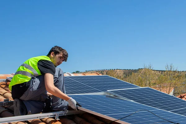 Solpaneltekniker Som Installerar Solpaneler Taket Ekologiskt Koncept För Alternativ Energi — Stockfoto