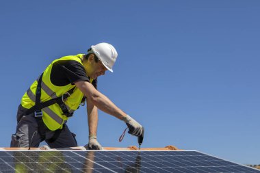 Güneş paneli teknisyeni çatıya güneş panelleri kuruyor. Yüksek kalite fotoğraf