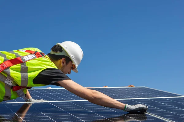 Solpaneltekniker Som Installerar Solpaneler Taket Ekologiskt Koncept För Alternativ Energi — Stockfoto