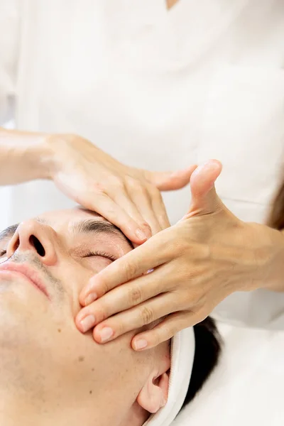Gros Plan Esthéticienne Mains Effectuant Massage Visage Sur Homme Âge — Photo