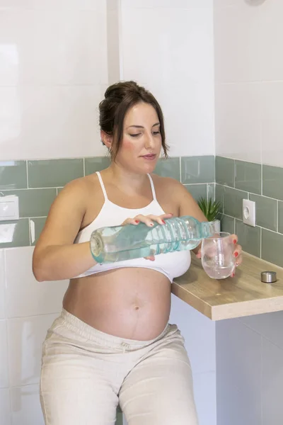 Een Jonge Zwangere Vrouw Die Een Glas Water Keuken Schonk — Stockfoto