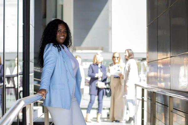 Jeune Femme Affaires Afro Américaine Professionnelle Regardant Caméra Tout Posant Images De Stock Libres De Droits