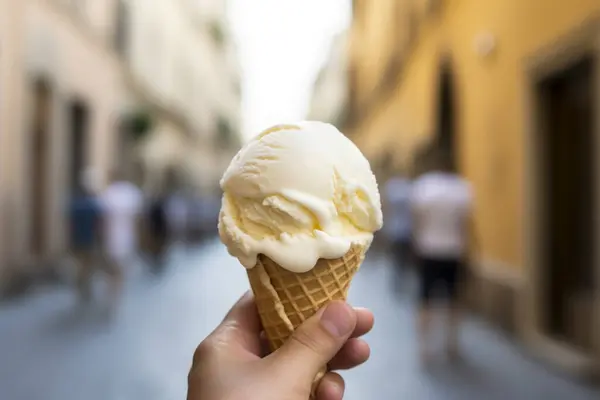 Main Tenant Cône Crème Glacée Pendant Les Vacances Été Concept Photos De Stock Libres De Droits