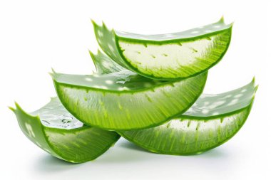 Aloe vera dilimi beyaz arkaplanda izole edildi.