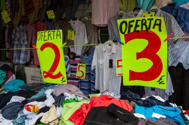 Sokak pazarında kıyafet satışı. Yüksek kalite fotoğraf