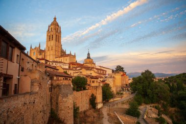 İspanya, Segovia 'nın tarihi merkezinin manzarası. Yüksek kalite fotoğraf
