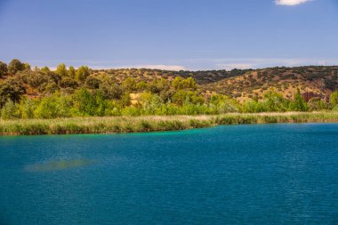 İspanya 'nın Abacete ve Ciudad Real eyaletleri arasındaki Ruidera gölleri. Yüksek kalite fotoğraf