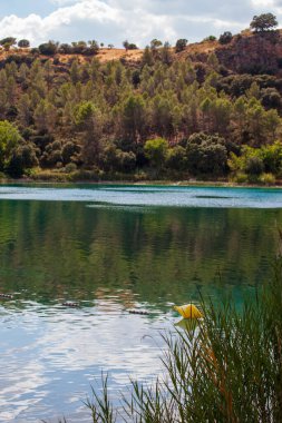İspanya 'nın Abacete ve Ciudad Real eyaletleri arasındaki Ruidera gölleri. Yüksek kalite fotoğraf