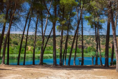 İspanya 'nın Abacete ve Ciudad Real eyaletleri arasındaki Ruidera gölleri. Yüksek kalite fotoğraf
