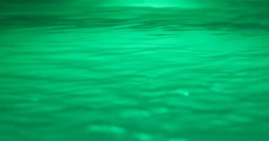 Geceleri RGB ışıklandırmasıyla yüzme havuzu. Yüksek kalite 4k görüntü