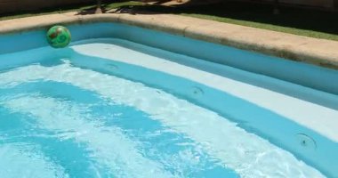 Havuz suyunun yakın plan çekiminde bir yüzme havuzunun berrak mavi sularının yakın plan görüntüsü yer alıyor. - Evet. Yüksek kalite 4k görüntü