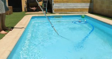 Yüzme havuzunu temizleyen adam. Yüksek kalite 4k görüntü