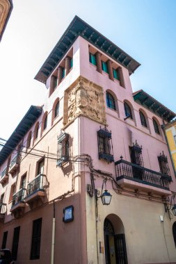 Büyük bir katedralin içinde uzun taş kemerler ve karmaşık oymalar bulunur. Yumuşak ışıklandırma, alacakaranlıktaki cam pencerelerin ve huzurlu atmosferin güzelliğini vurgular..