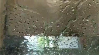 Sabun köpüğü köpürürken ve aracın üzerinden su fışkırırken, araba yıkama işleminin yakın çekiminin tadını çıkarın. Parlak renkler, güneş batarken çekici ve canlı bir atmosfer yaratır..