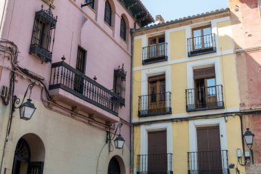 Büyük bir katedralin içinde uzun taş kemerler ve karmaşık oymalar bulunur. Yumuşak ışıklandırma, alacakaranlıktaki cam pencerelerin ve huzurlu atmosferin güzelliğini vurgular..