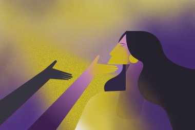 Holi festivalinde renklerle oynayan bir kadın.