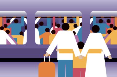 Metro istasyonunda ayakta duran bir ailenin tasviri.