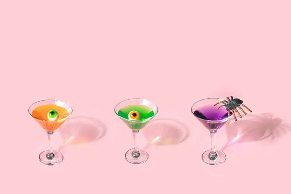Spookachtig Halloween Concept Kleurrijke Cocktails Met Oogballen Spin Pastel Licht — Stockfoto