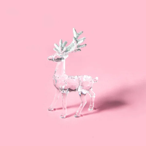 在淡淡的粉红背景上的鹿群 最小的圣诞节和新年假期的概念 圣诞贺卡创作 — 图库照片