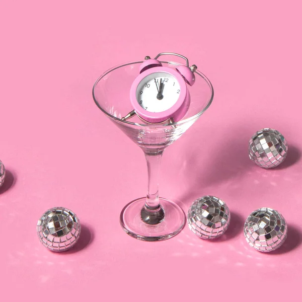 Δημιουργική Ιδέα Για Πρωτοχρονιάτικο Πάρτι Ντίσκο Μπάλες Και Ρολόι Ποτήρι — Φωτογραφία Αρχείου