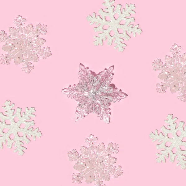 Wzór Płatków Śniegu Pastelowym Jasnoróżowym Tle Minimalistyczna Koncepcja Świąteczna Zimowe — Zdjęcie stockowe