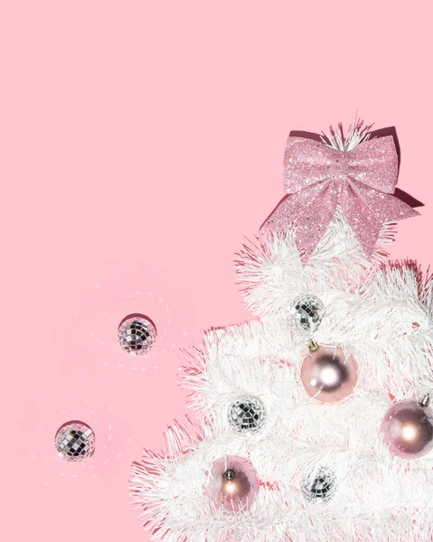 Χριστουγεννιάτικο Δέντρο Και Στολίδια Παστέλ Ανοιχτό Ροζ Φόντο Μινιμαλιστική Έννοια — Φωτογραφία Αρχείου