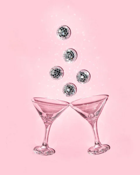 Γυαλιά Και Γυαλιστερές Μπάλες Ντίσκο Παστέλ Ανοιχτό Ροζ Φόντο Μινιμαλιστική — Φωτογραφία Αρχείου