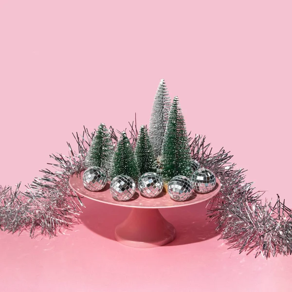 Χριστουγεννιάτικα Δέντρα Στολίδια Και Πιατέλα Κέικ Σταθεί Παστέλ Ανοιχτό Ροζ — Φωτογραφία Αρχείου