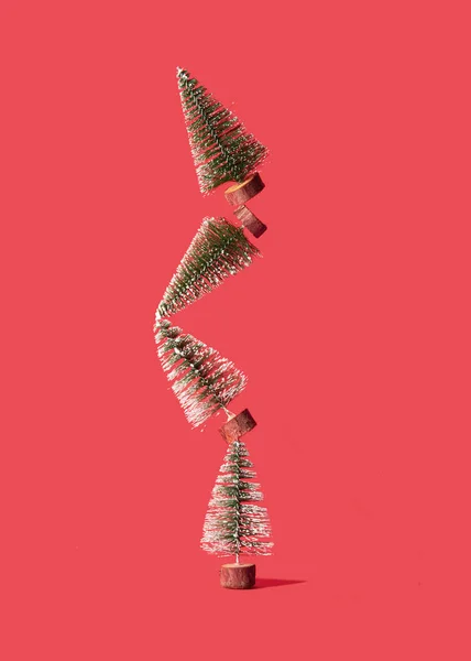 Árboles Navidad Equilibrados Sobre Fondo Rojo Composición Minimalista Navidad Concepto — Foto de Stock