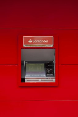 İspanya, Kasım 2021: Pozuelo de Alarcon, Madrid 'de yeni Santander banka logosu olan ATM