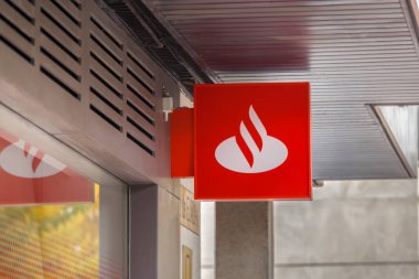 İspanya, Kasım 2021: Madrid, İspanya 'da yeni logolu Brand Bank Santander