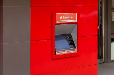 İspanya, Kasım 2021: Pozuelo de Alarcon, Madrid 'de yeni Santander banka logosu olan ATM