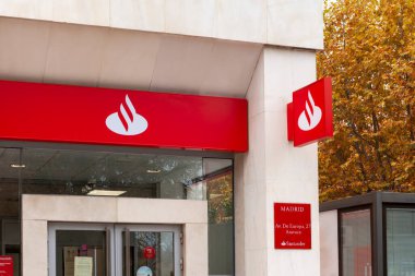 İspanya, Kasım 2021: Aravaca, Madrid 'de yeni logolu Brand Bank Santander