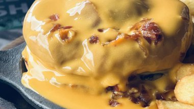 Çizburger - Domuz pastırmalı ve erimiş peynirli Amerikan peynirli burger.