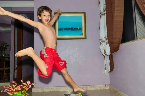 Helkroppsutsikt Över Glad Glad Trevlig Pojke Hoppar Inomhus Skjortlös Väldigt — Stockfoto