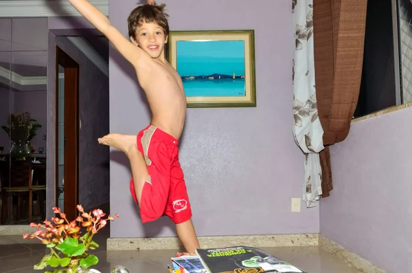 Helkroppsutsikt Över Glad Glad Trevlig Pojke Hoppar Inomhus Skjortlös Väldigt — Stockfoto