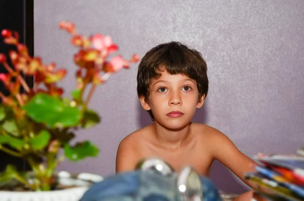 Bambino Seduto Sulla Sedia Con Tavolo Contro Muro Della Televisione — Foto Stock