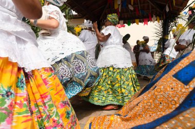 Saubara, Bahia, Brezilya - 12 Haziran 2022: Candomble üyeleri Bom Jesus dos Pobre ilçesindeki dini evde dans edip şarkı söylüyorlar.
