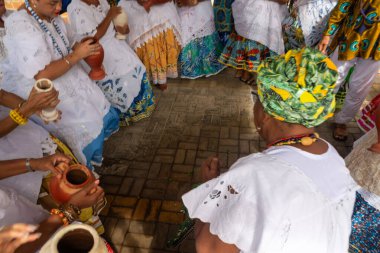 Saubara, Bahia, Brezilya - 12 Haziran 2022: Bom Jesus dos Pobre ilçesindeki dini evde ibadet eden Candomble üyeleri.